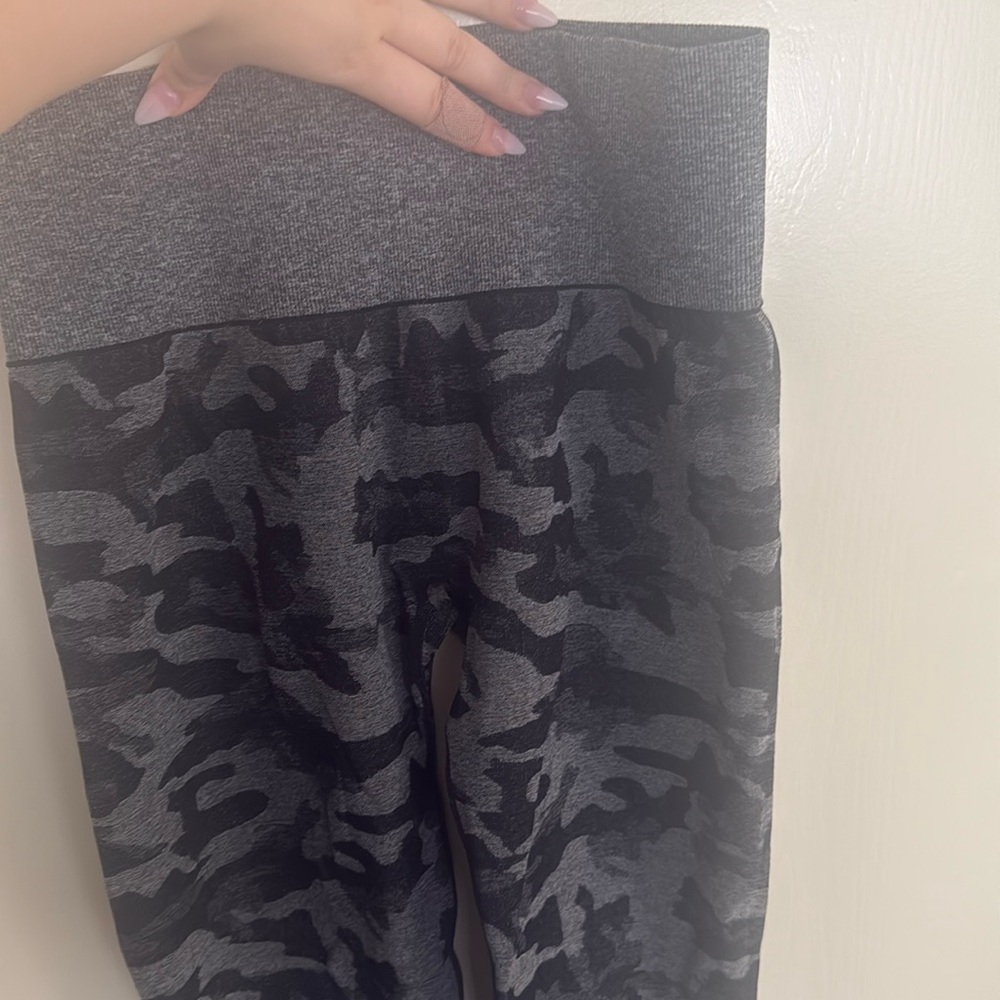 NVGTN seamless workout leggings size Large. Only wore 5 or less times